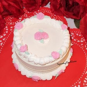 Coquette rose white round jewelry box cake
